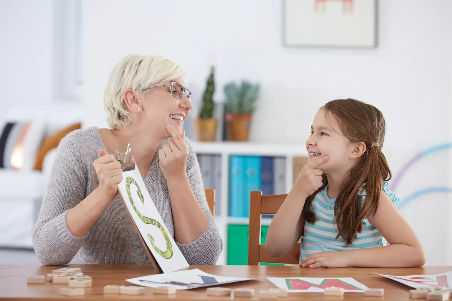 Speech therapy working on a lisp showing snake sound